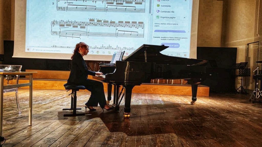 Giusy De Berardinis al pianoforte suona uno dei 21 studi di Cramer 