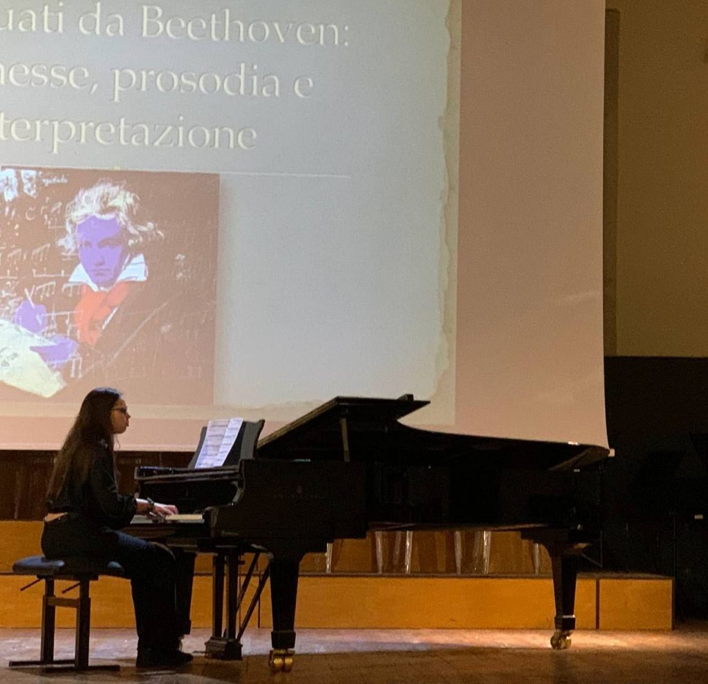 Studentessa al pianoforte che suona uno dei 21 studi di Cramer al seminario di Giusy de Berardinis - Foggia 